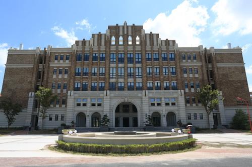 上海外国语大学贤达经济人文学院